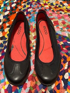 NWOT Ecco Women's Black Ballet Flats with Red Insoles